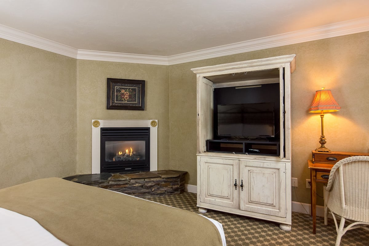 Deluxe Room, 1 King Bed | Premium bedding, desk, blackout drapes, iron/ironing board (on request)