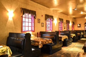 Restaurant - The Village Green (Cottage Grove)
