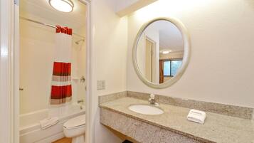 Combined shower/bathtub, free toiletries, towels