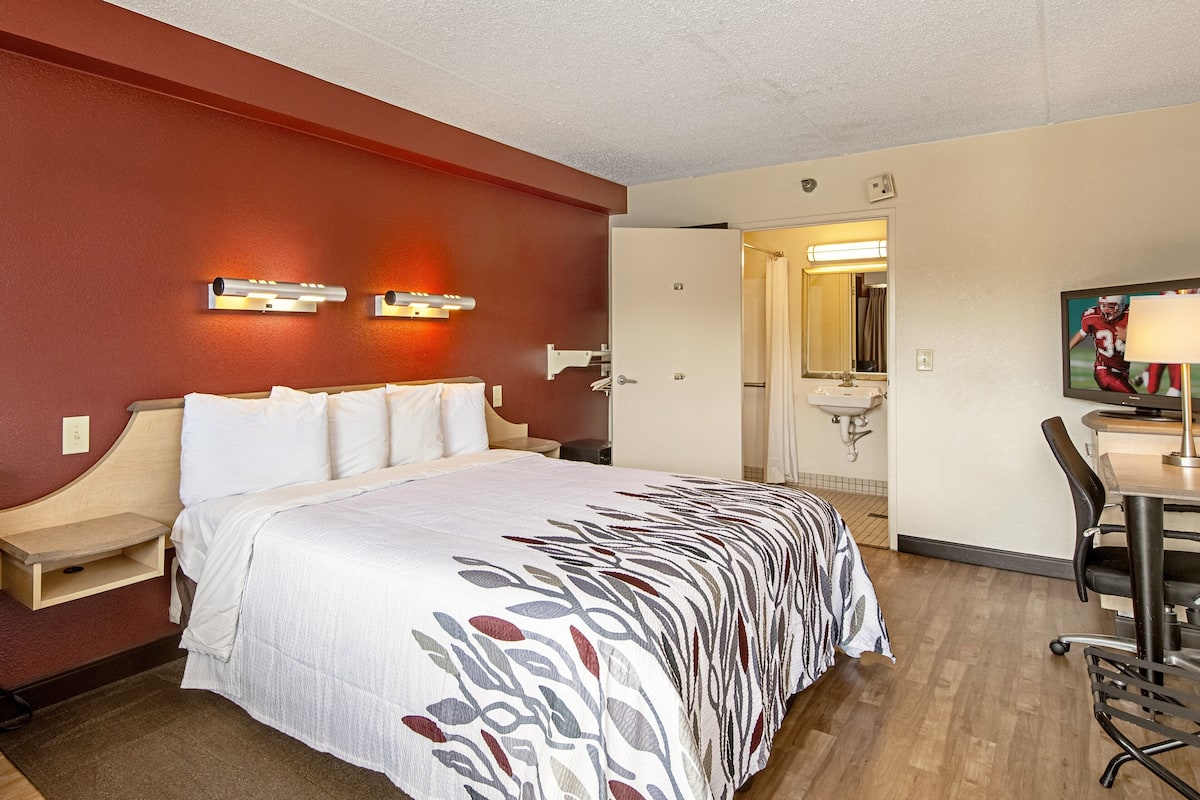 Pillowtop beds, in-room safe, desk, blackout drapes