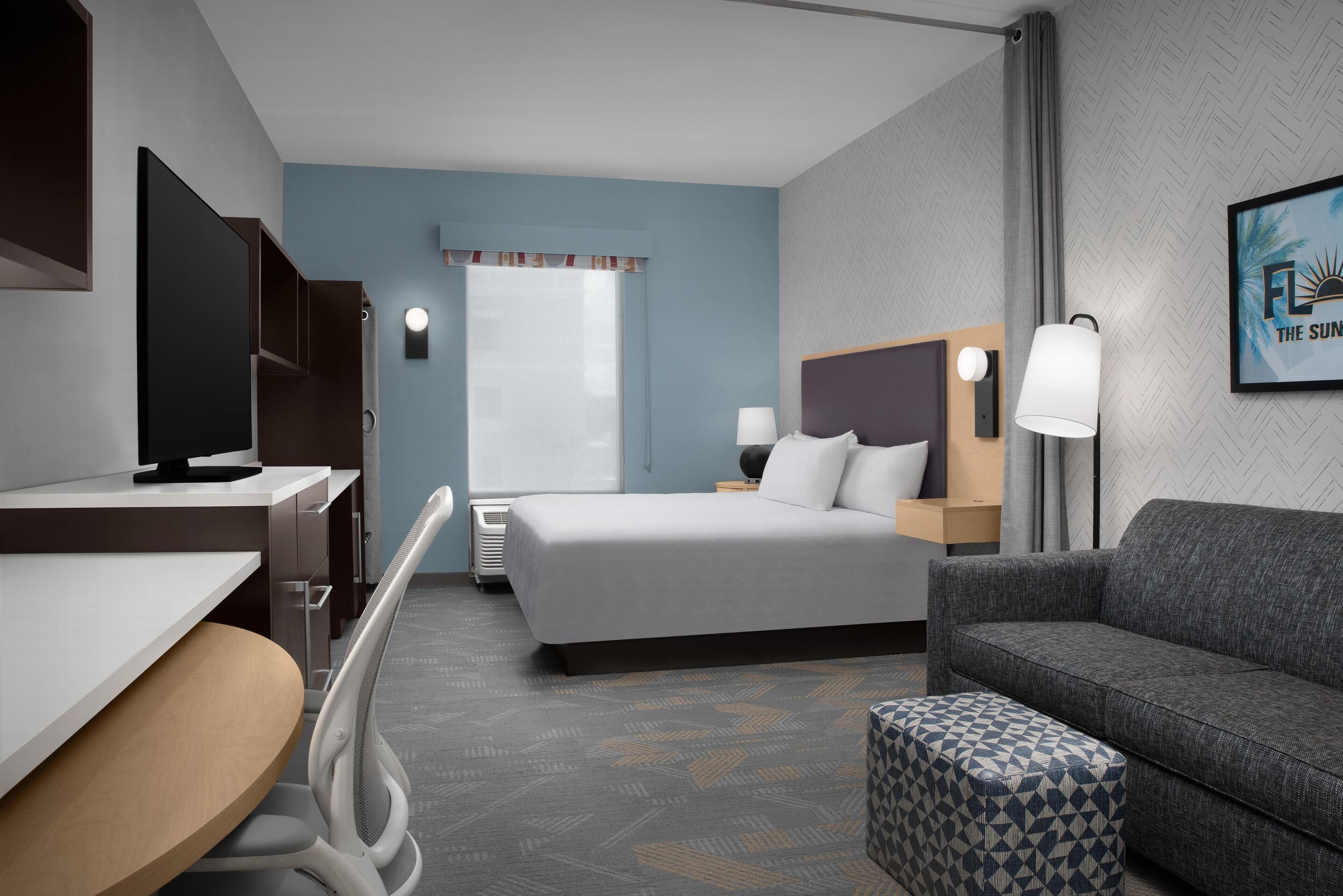 Studio Suite, 1 King Bed, Non Smoking | Living area