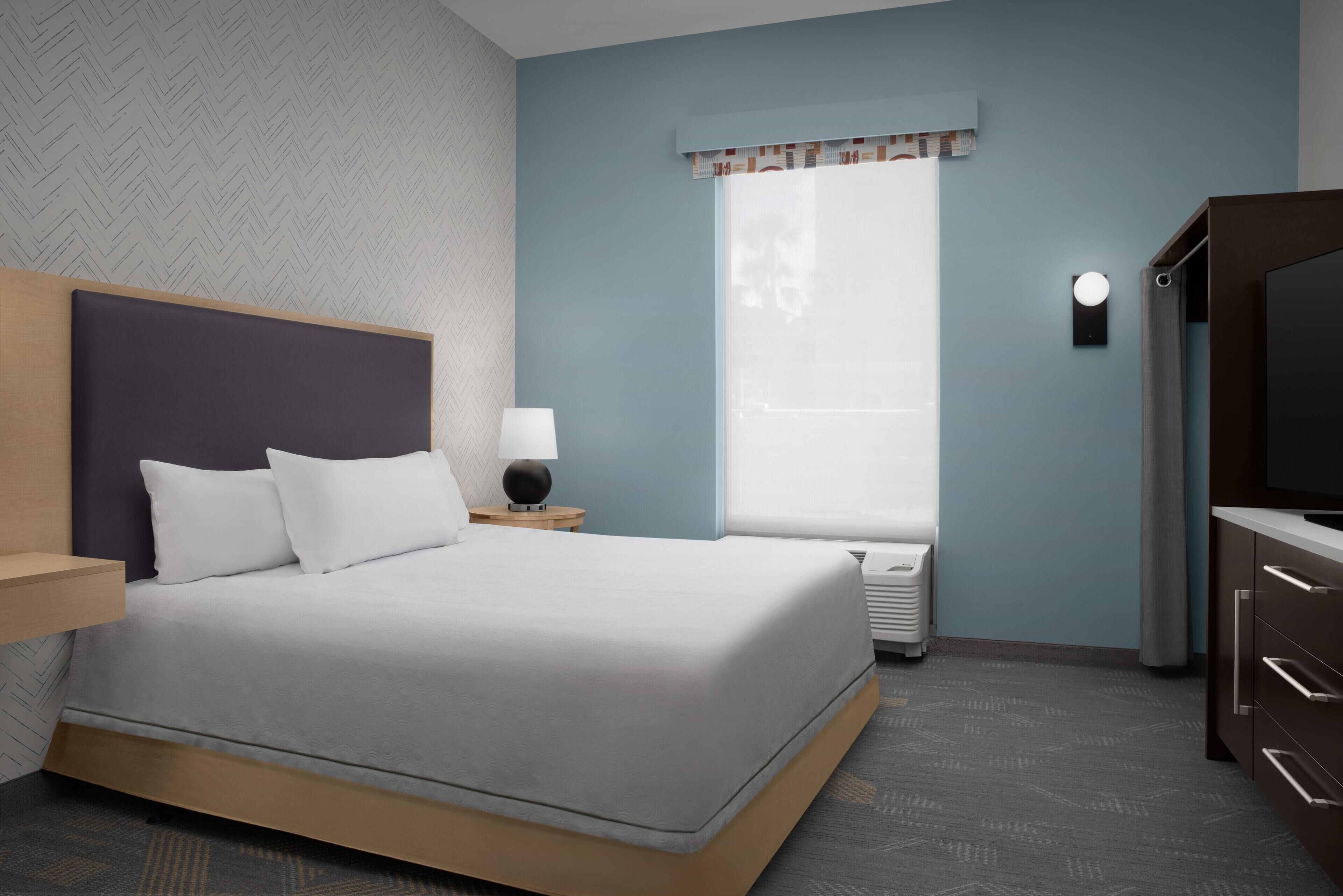 Suite, 1 King Bed, Accessible, Non Smoking (Roll In Shower) | Pillow-top beds, desk, free cots/infant beds, free wired Internet