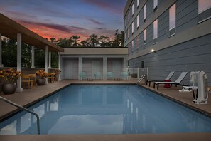 Outdoor pool, open 9 AM to 10 PM, pool loungers