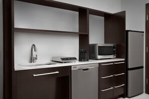 Estúdio, 2 camas Queen, acessível, para não fumantes | Cozinha privada | Geladeira, micro-ondas, lava-louças, cafeteira/chaleira