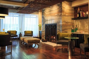 Un salon moderne avec une cheminée, des canapés en cuir et une table basse en verre.