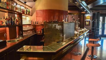 Bar (trong khuôn viên)