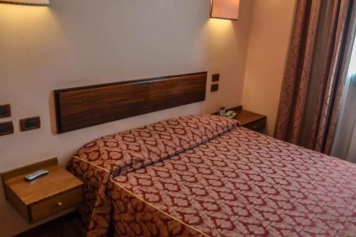 ألحفة محشوة بالريش وميني بار وخزنة داخل الغرفة ومكتب