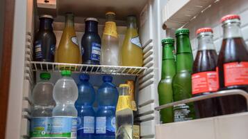 Un frigorífic ple de diverses begudes, com aigua, suc i refrescos.