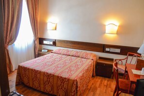 Selimut bulu angsa, minibar, brankas, dan meja kerja