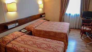 Copriletto in piuma, minibar, una cassaforte in camera, una scrivania