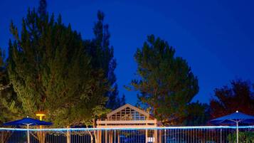Piscine extérieure, chaises longues