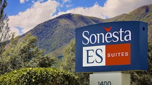 A sign for Sonesta ES Suites with a mountain backdrop. - Sonesta ES Suites Flagstaff (Flagstaff)