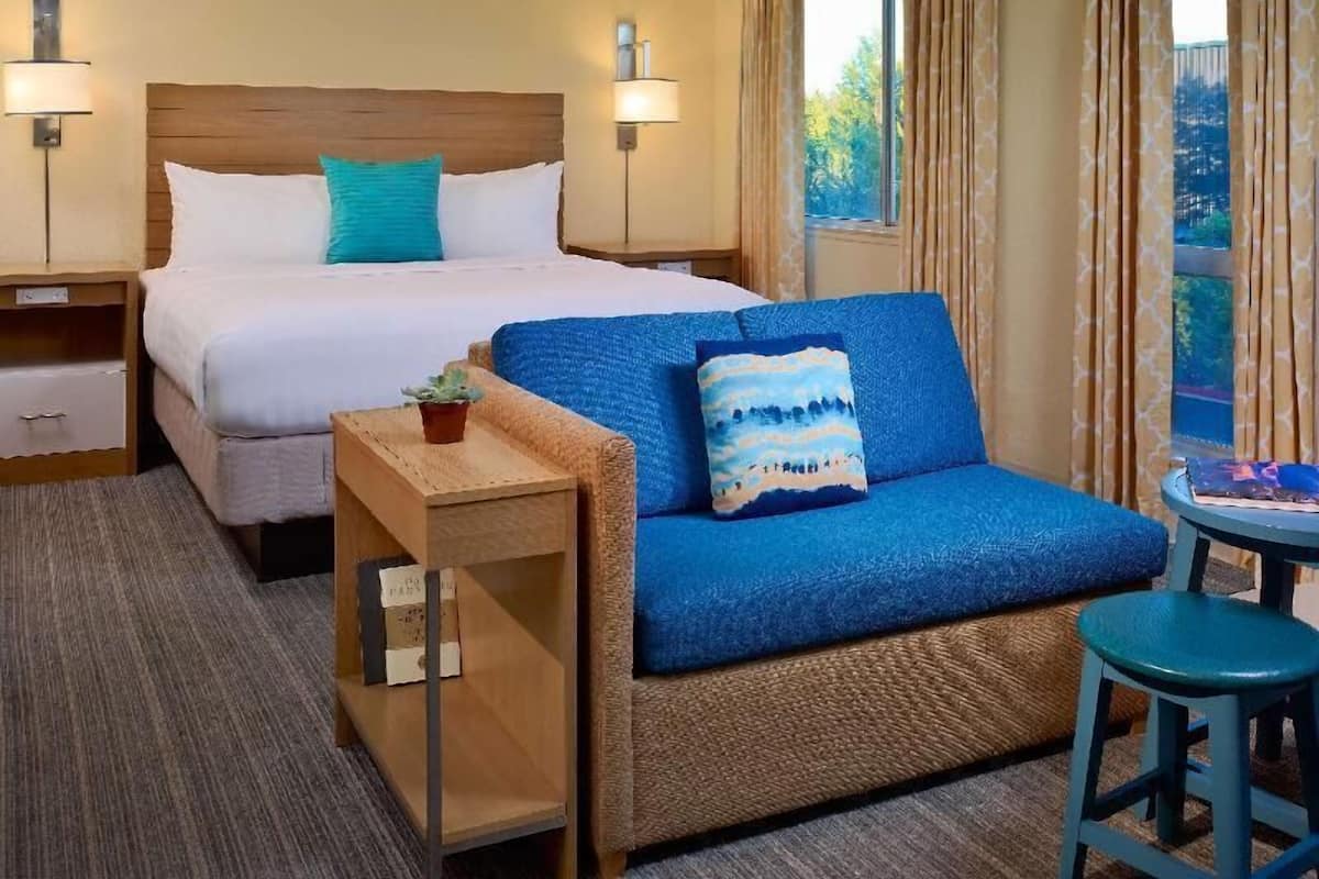 Ropa de cama de alta calidad y caja de seguridad en la habitación