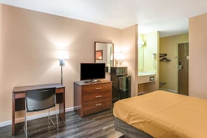Quarto standard, 1 cama Queen, para não fumantes | Escrivaninha, Wi-Fi de cortesia, roupa de cama