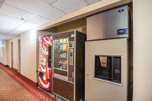 Un pasillo con máquinas expendedoras y un refrigerador.