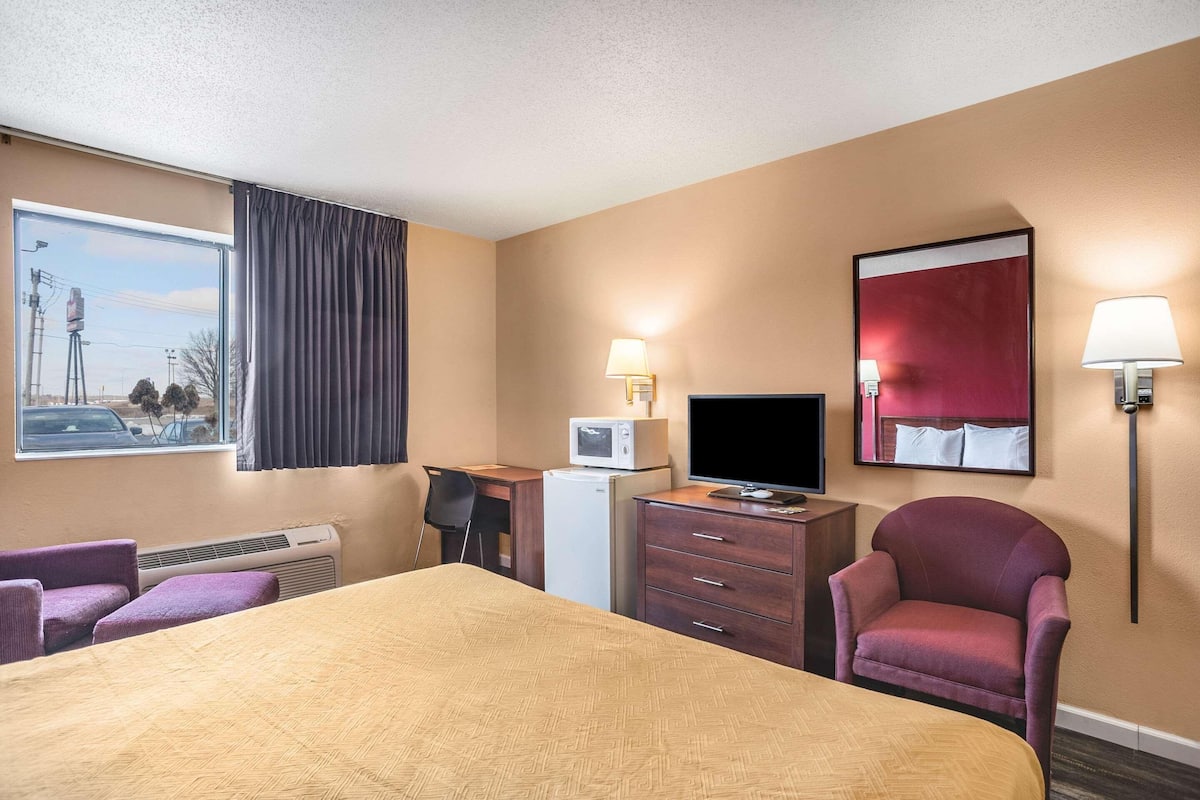 Desk, WiFi (free), bed sheets