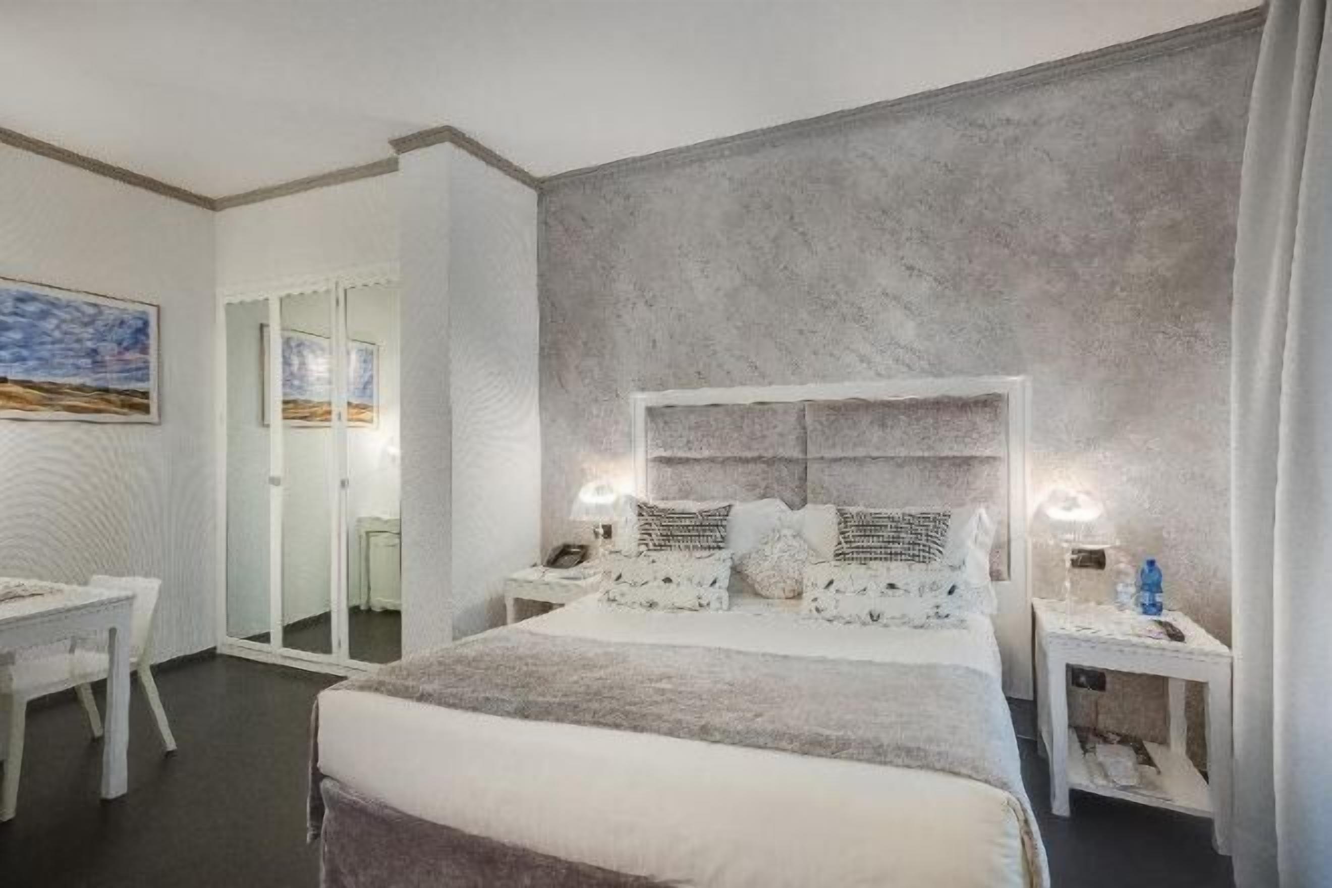 Allergitestet sengetøy, minibar, safe på rommet og skrivebord