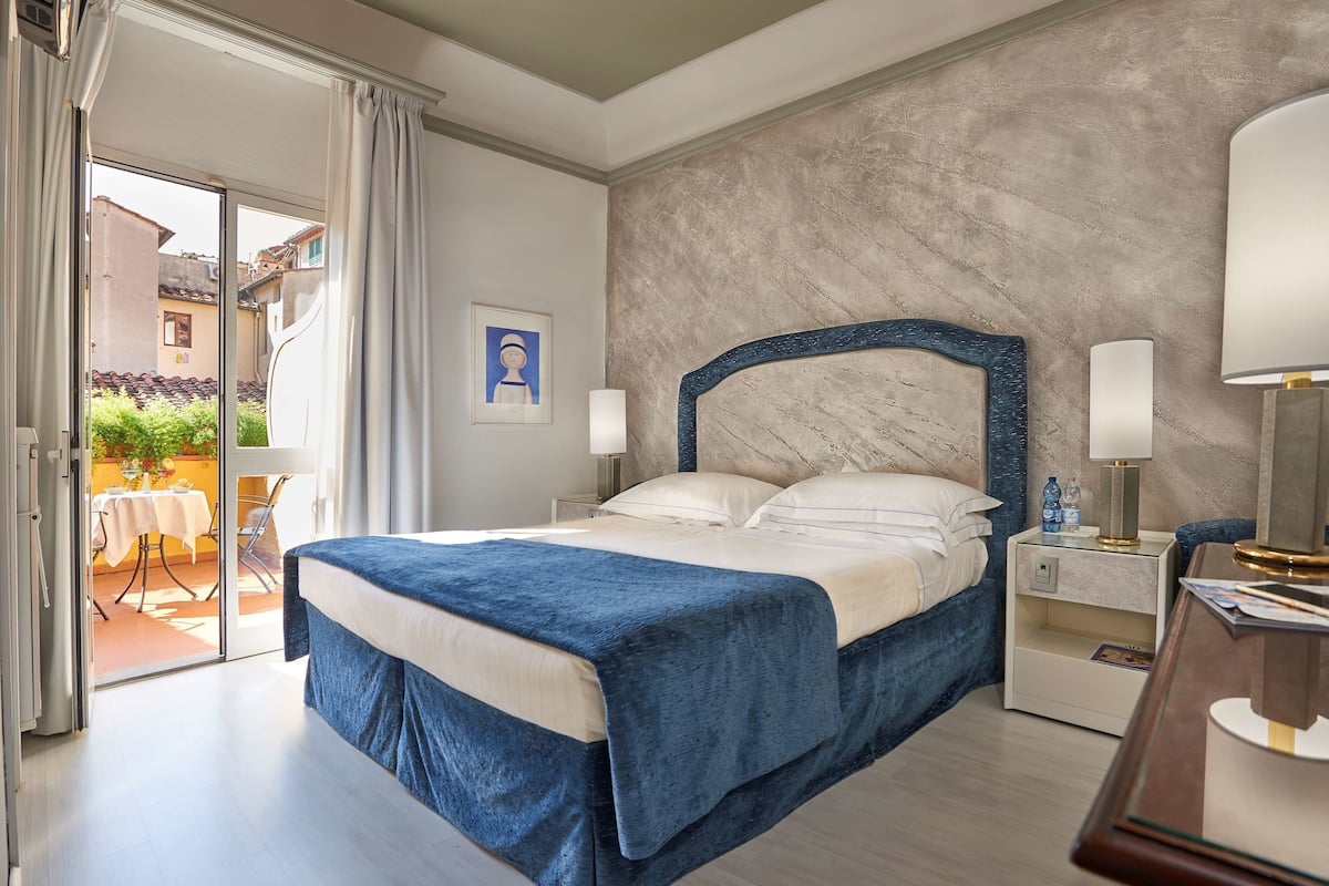 Hypo-allergenic bedding, minibar, in-room safe, desk