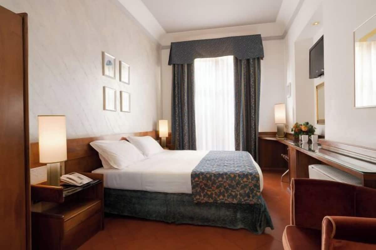 Hypo-allergenic bedding, minibar, in-room safe, desk