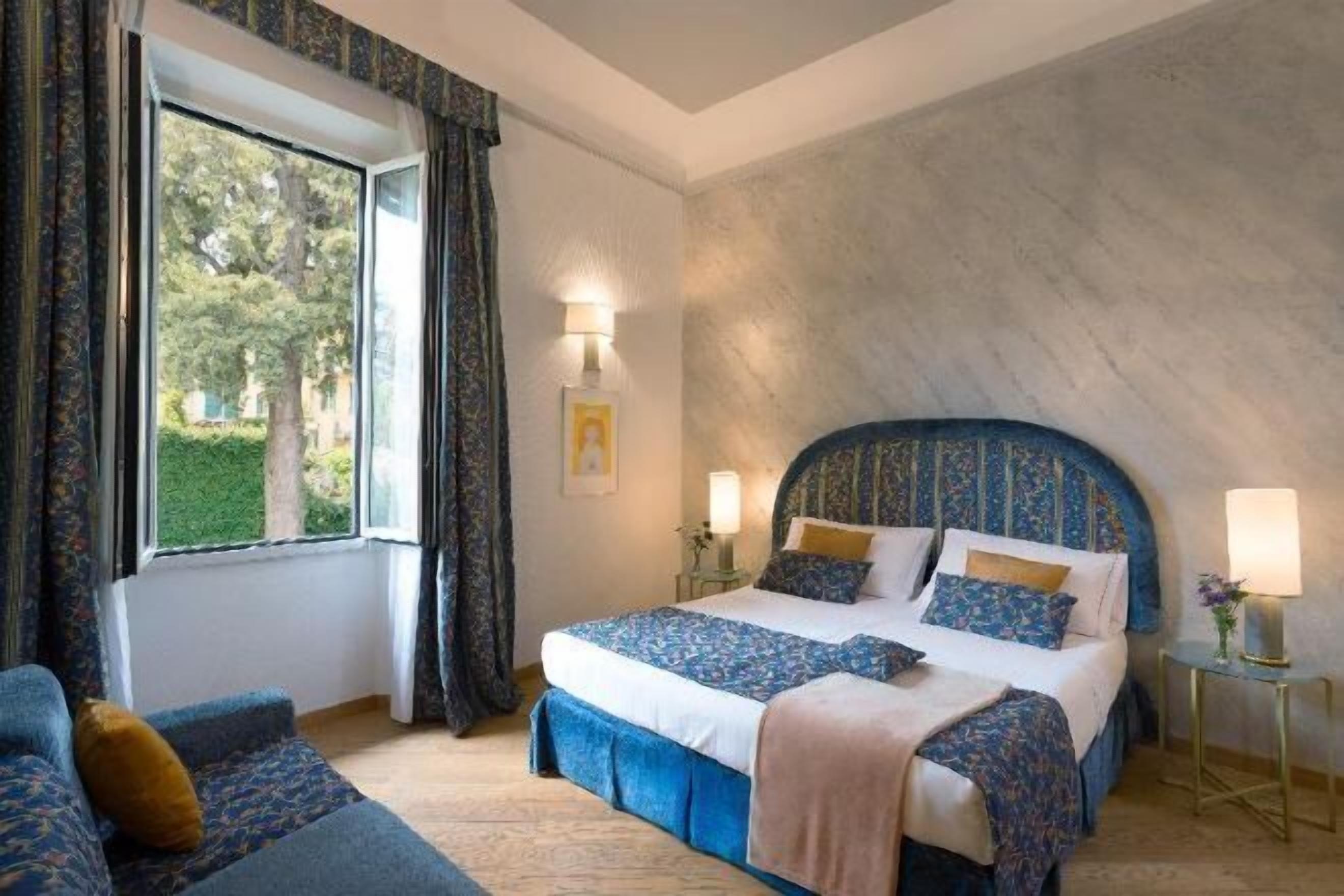 Hypo-allergenic bedding, minibar, in-room safe, desk