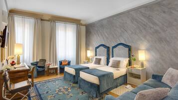 Kamar Triple Premium | Seprai antialergi, minibar, brankas, dan meja kerja