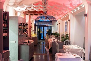 Petit déjeuner, déjeuner et dîner servis sur place