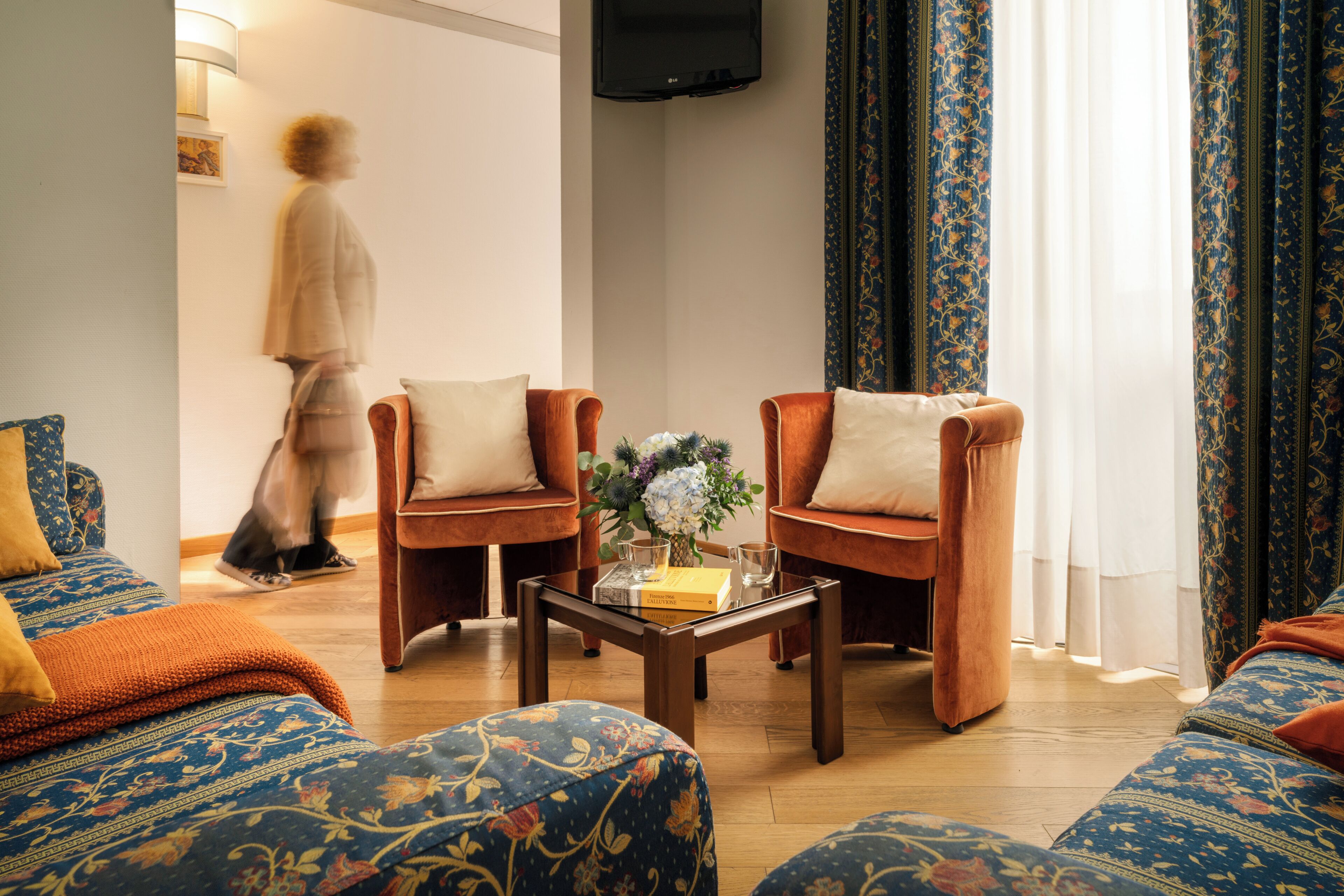 Een woonkamer met twee fauteuils, een salontafel en een bank.
