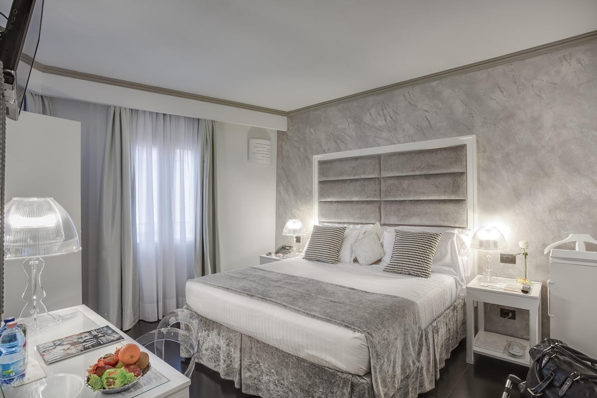 1 bedroom, hypo-allergenic bedding, minibar, in-room safe