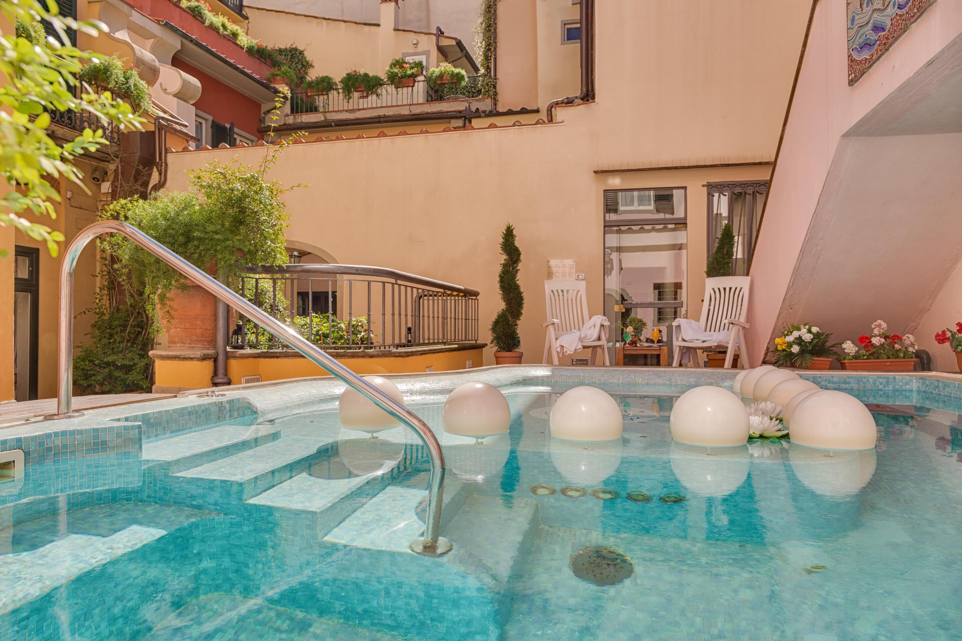 Suite Premium | Seprai antialergi, minibar, brankas, dan meja kerja