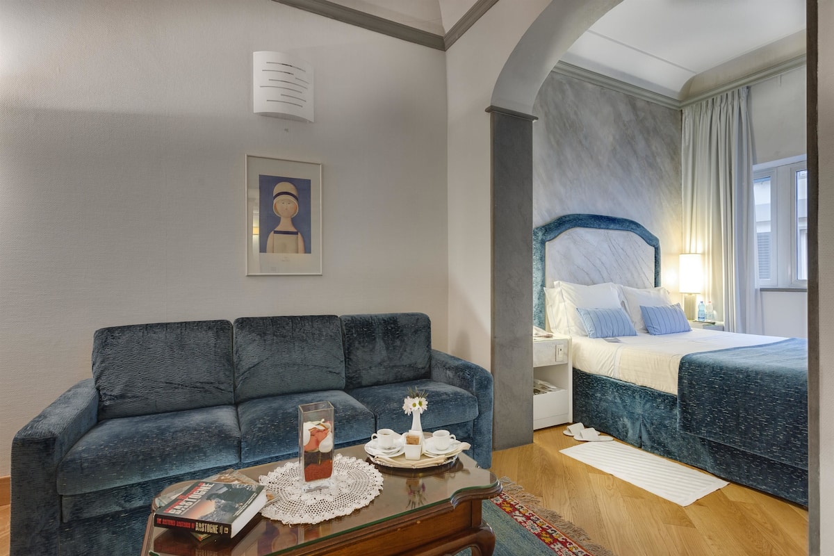 Hypo-allergenic bedding, minibar, in-room safe, desk