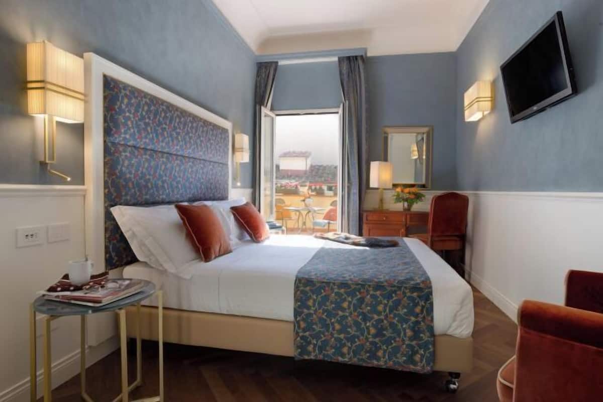 Hypo-allergenic bedding, minibar, in-room safe, desk