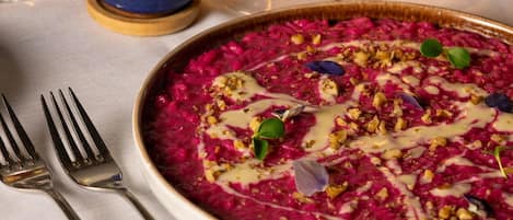 S'hi serveixen esmorzars, dinars i sopars