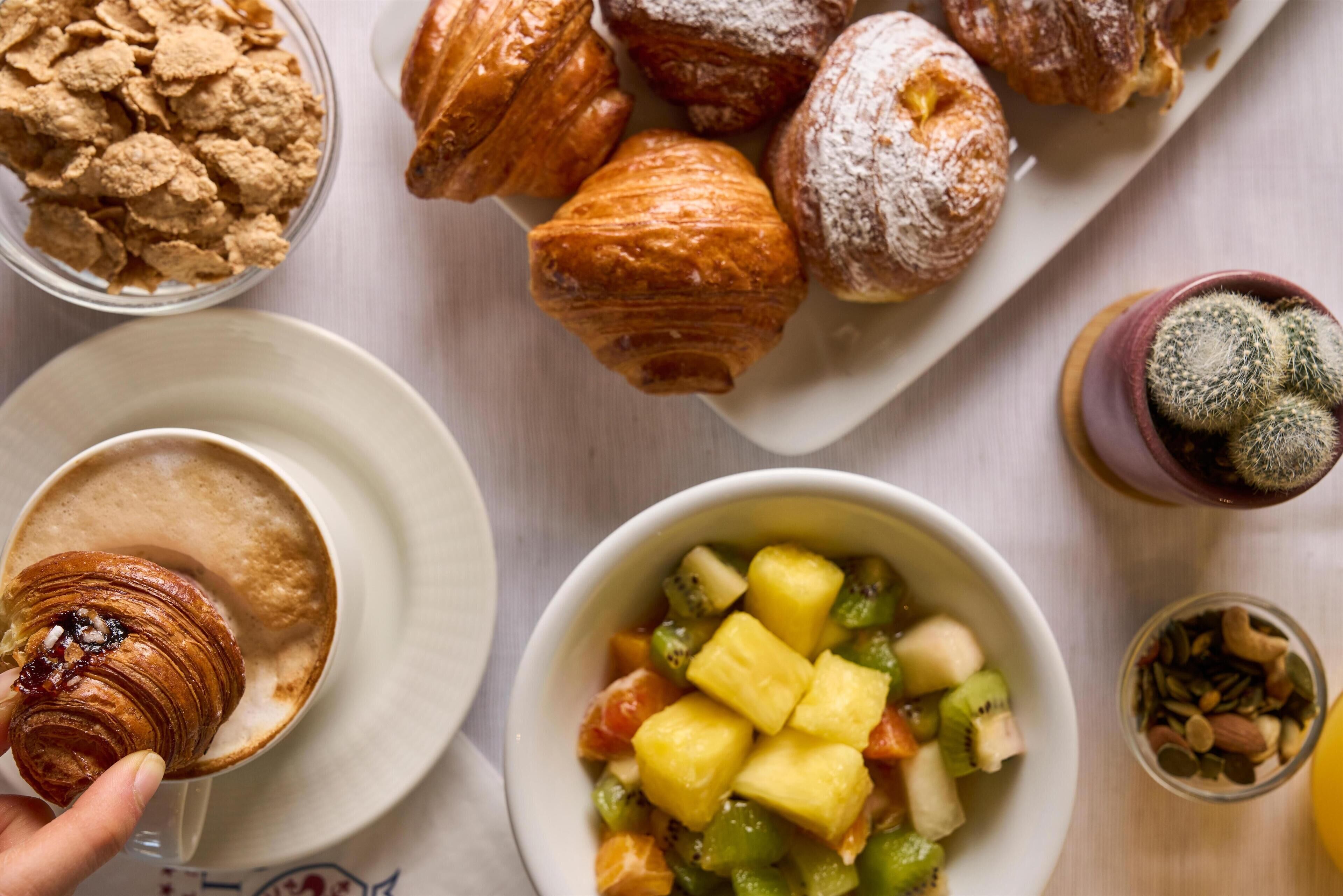 朝食 (ビュッフェ)、毎日提供 (1 名様 15 EUR)