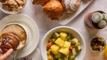 Frukostbuffé varje dag (EUR 15 per person)