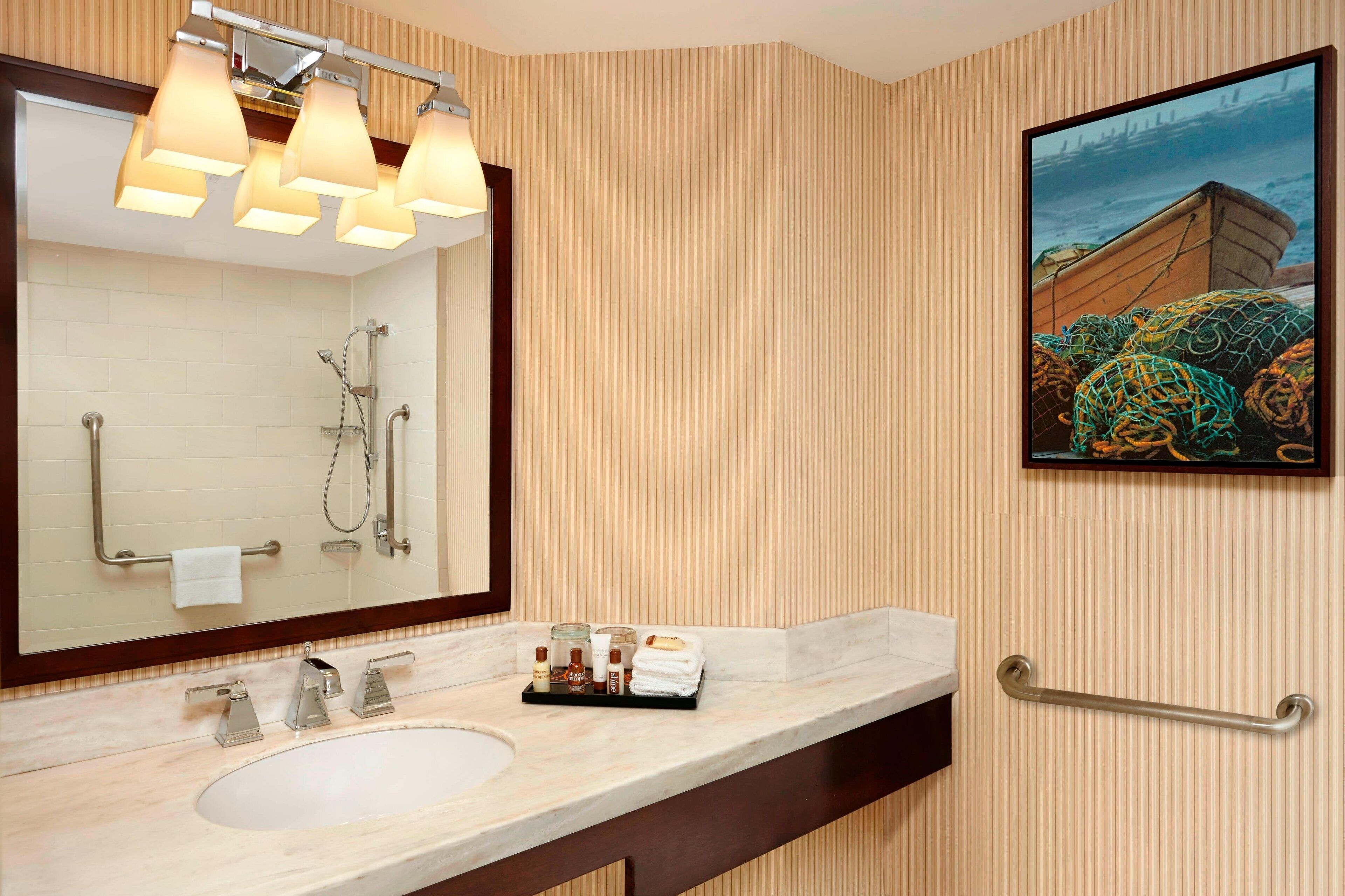 room, 1 queen bed, non smoking | bathroom | combined shower/bathtub, free toiletries, hair dryer, towels