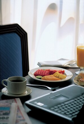 朝食 (オーダー形式)、毎日提供 (有料)