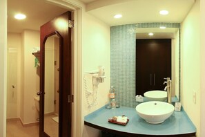 Peralatan tempat tidur premium, peti besi dalam bilik, meja 