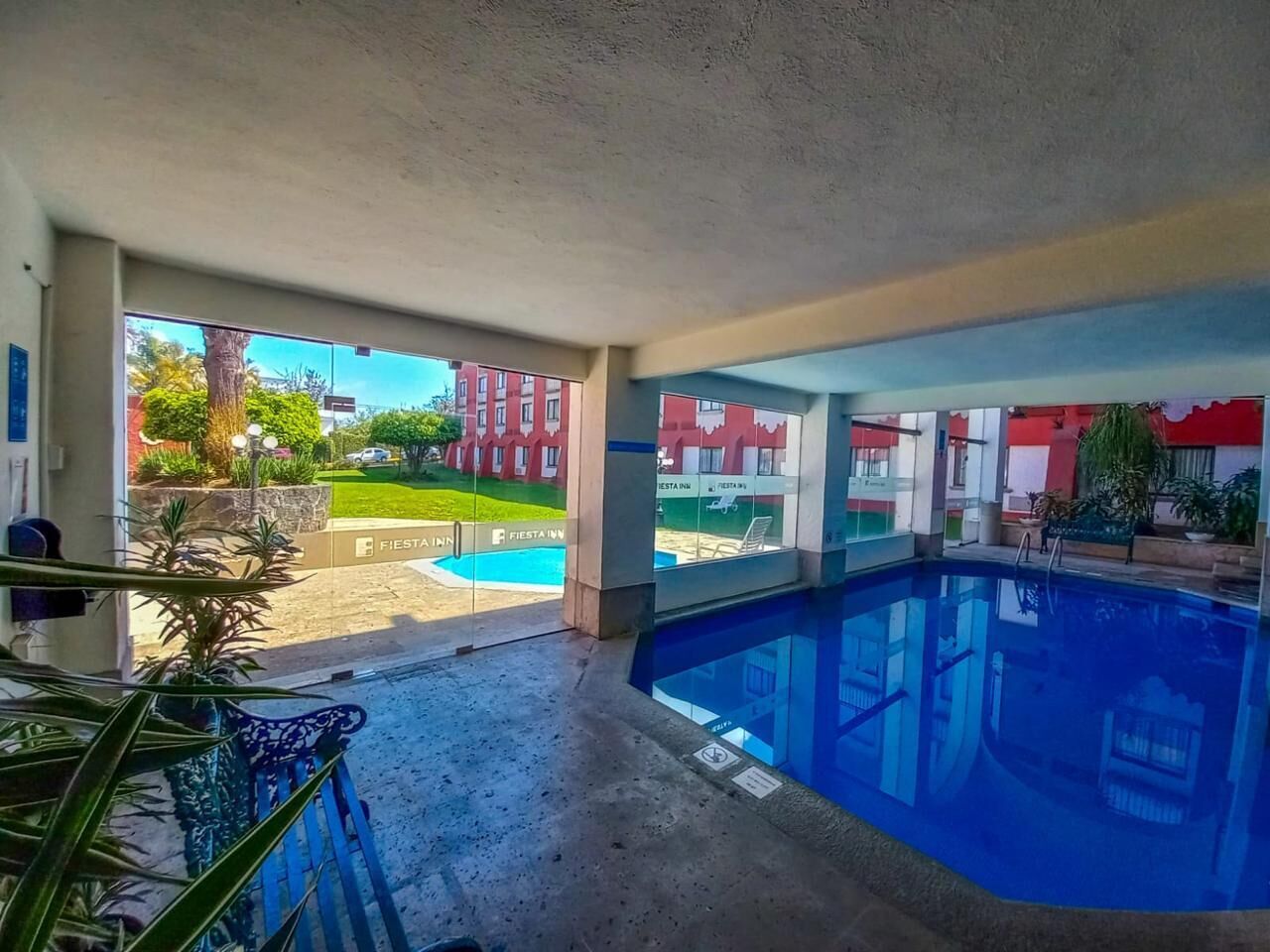 Una piscina techada, una piscina al aire libre de temporada