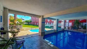 Una piscina techada, una piscina al aire libre de temporada