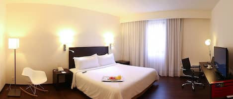 Habitación Deluxe, 1 cama King size | Ropa de cama de alta calidad y caja de seguridad en la habitación