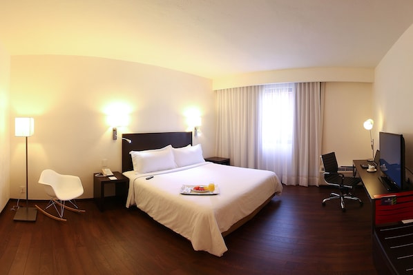 Deluxe Room, 1 King Bed | Premium bedding, in-room safe, desk, blackout curtains