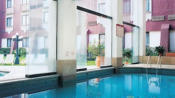Una piscina cubierta