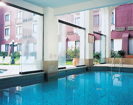 Una piscina techada. Fiesta Inn Xalapa