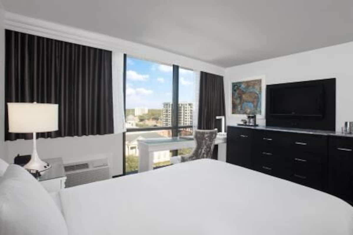 Premium bedding, in-room safe, desk, iron/ironing board