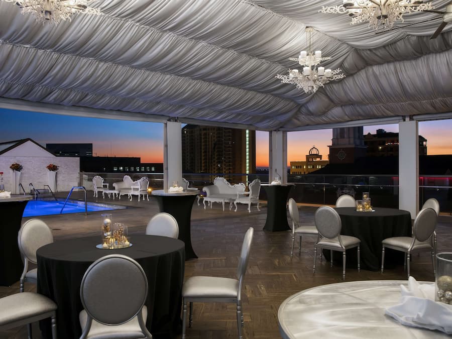 Piscine extérieure, chaises longues