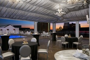 Outdoor pool, pool loungers - DoubleTree by Hilton Hotel Tallahassee (Tallahassee)