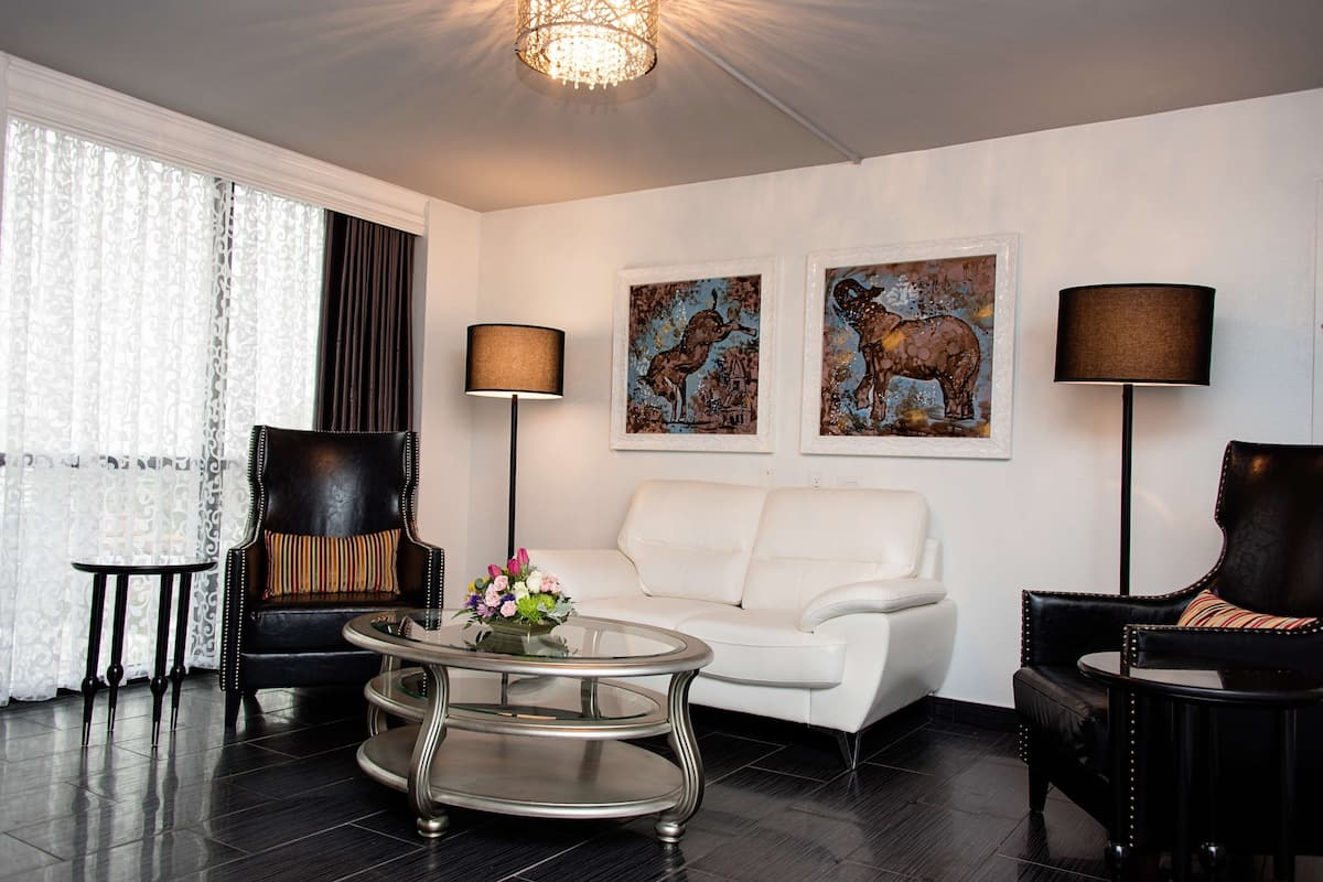 Suite junior, 1 cama de matrimonio grande | Zona de estar | Televisión LCD de 32 pulgadas con canales por cable, una televisión
