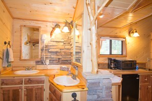 Cabin 15, Romantic Studio | Bathroom sink