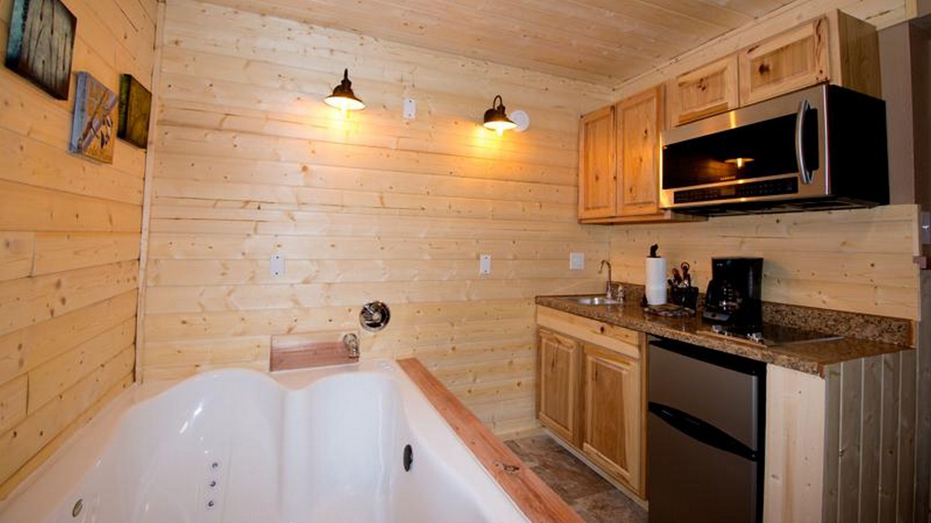 Un intérieur en bois avec une cuisine et une grande baignoire.