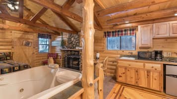 Romantic Cabin | Private kitchen | Fridge, microwave, coffee/tea maker, toaster